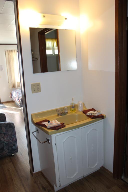 Raval Paradise Motel And Rv Park Youngstown 외부 사진