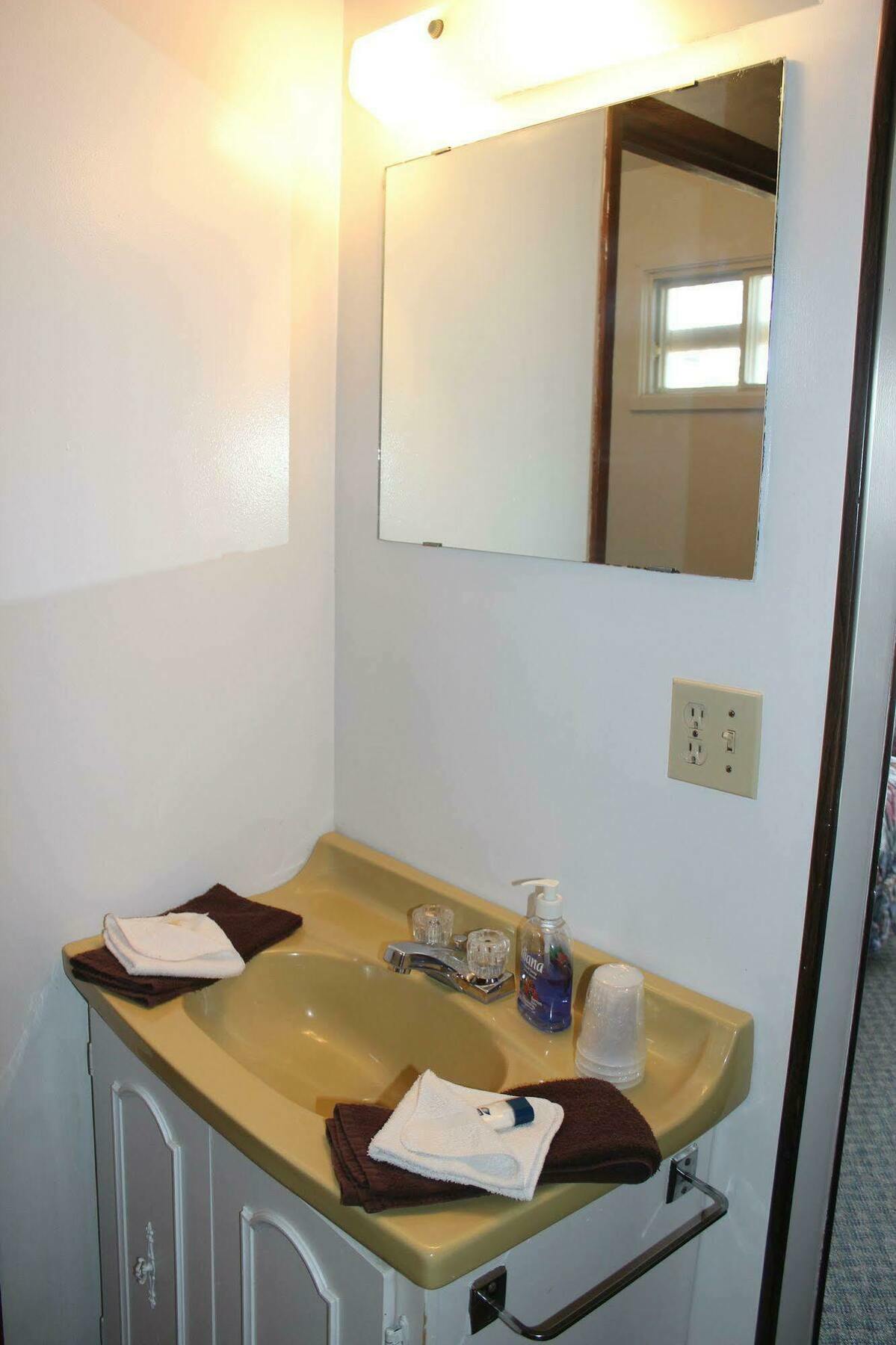 Raval Paradise Motel And Rv Park Youngstown 외부 사진